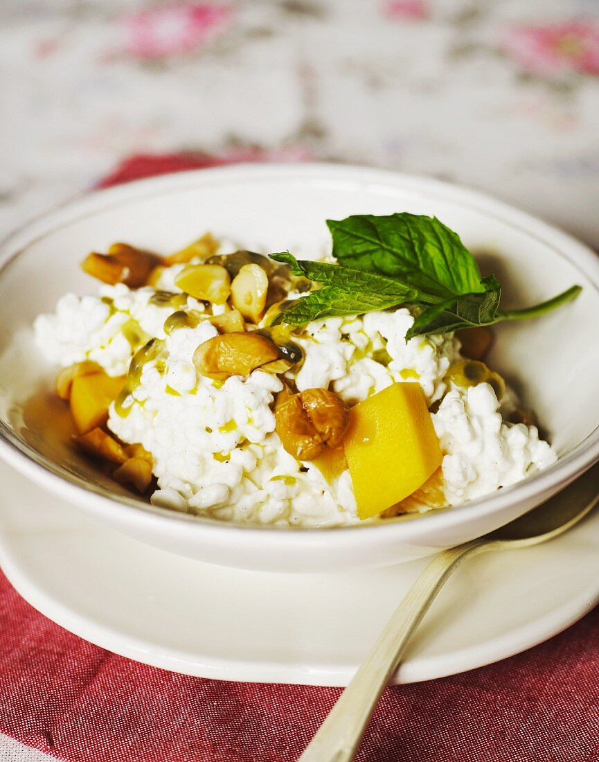 Hüttenkäse mit Mango, Passionsfrucht, Cashews und Minze