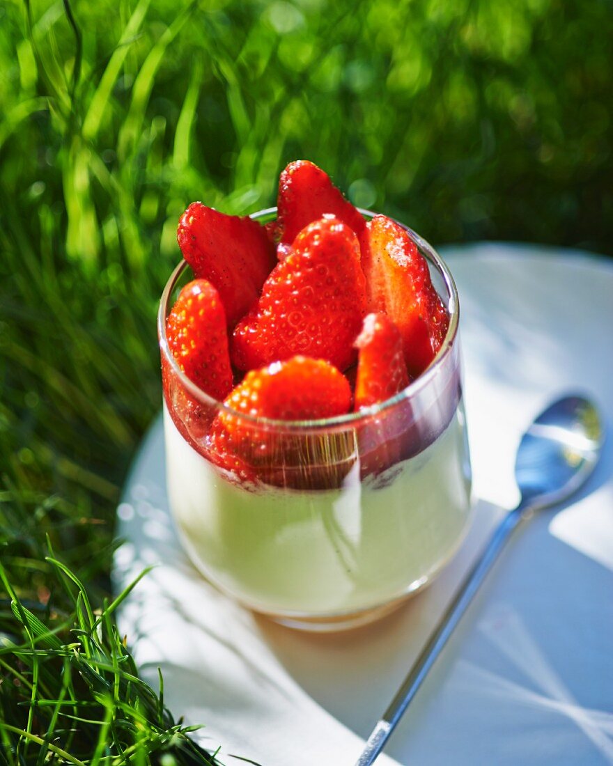 Vanilla cream with strawberries