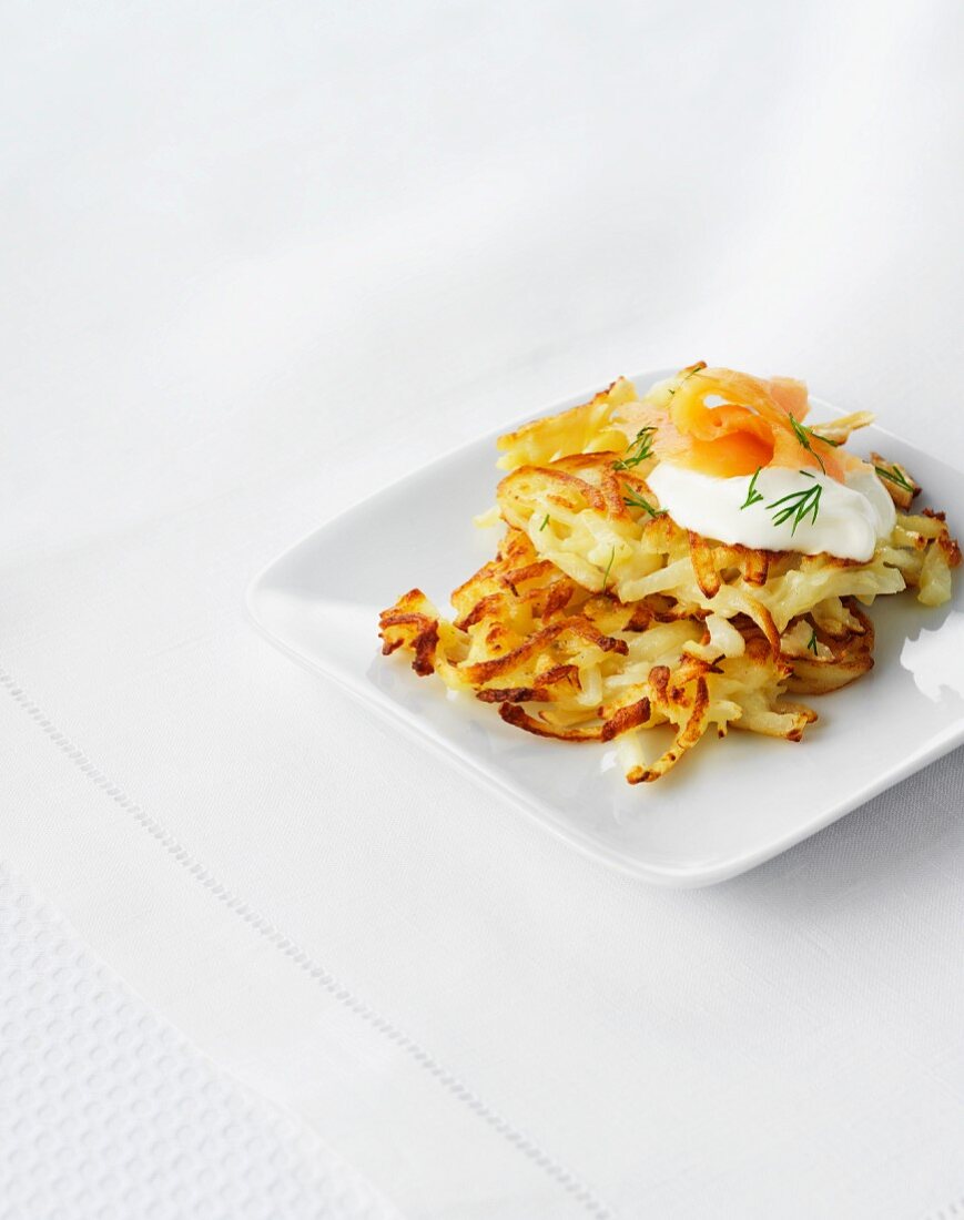 Potato fritters with sour cream and smoked salmon