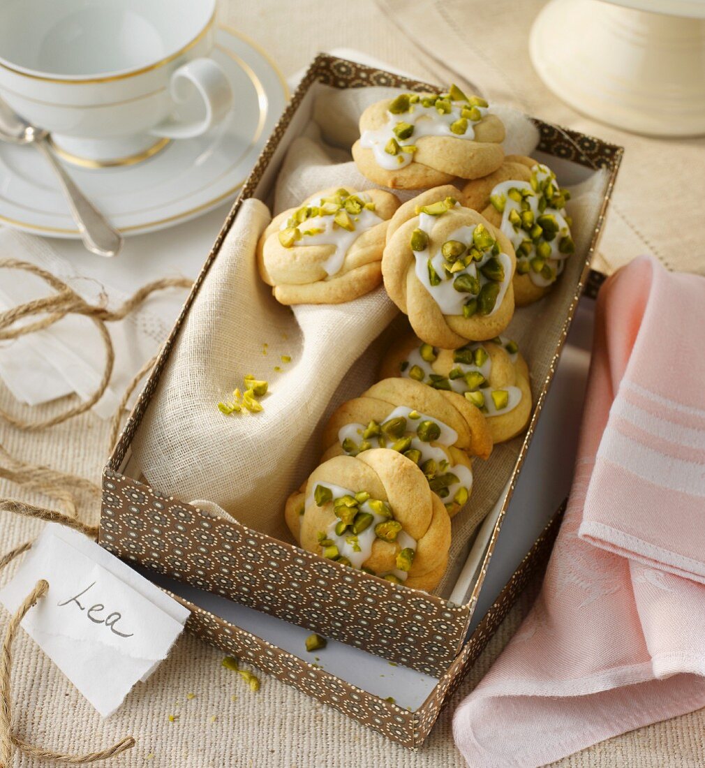 Lime biscuits with pistachios