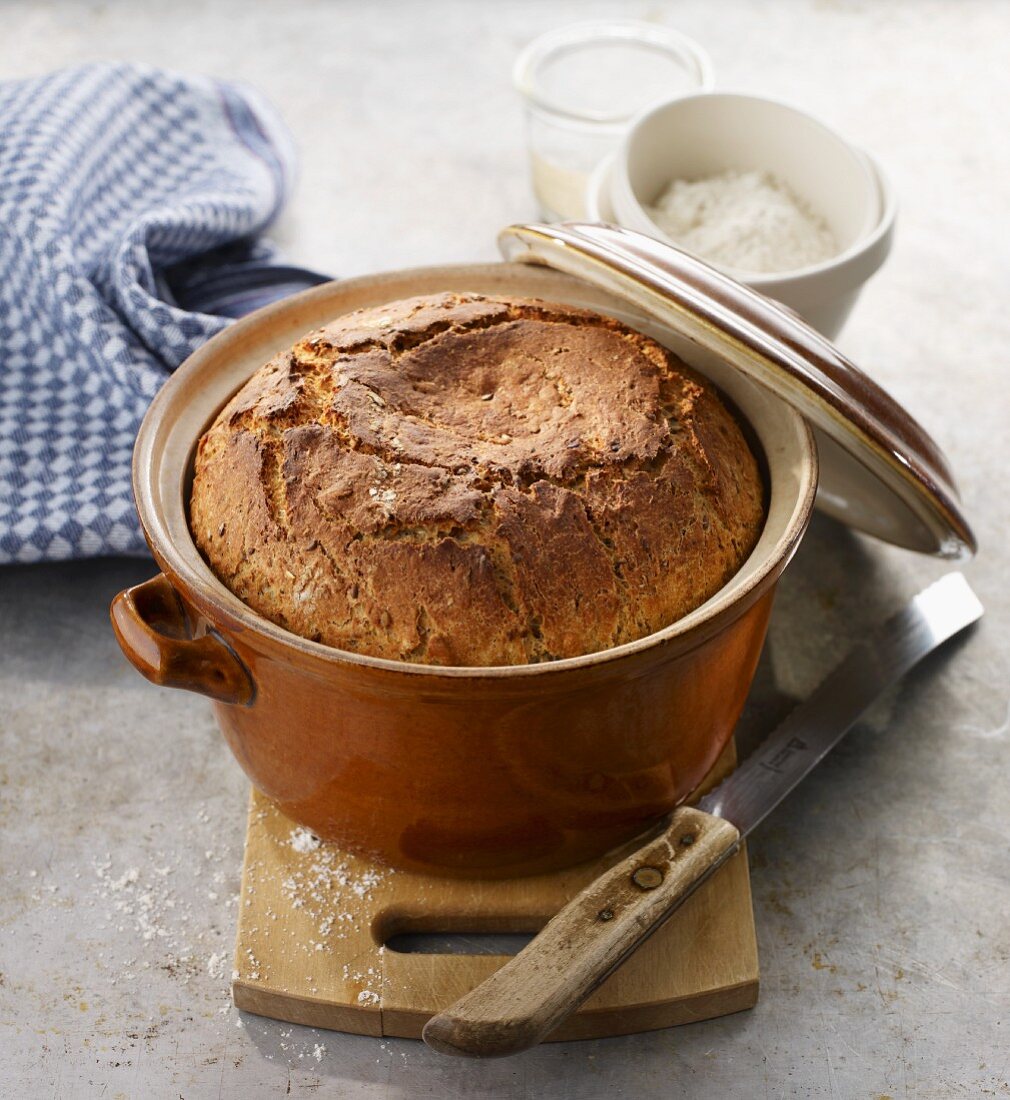 Quark bread baked in a pot