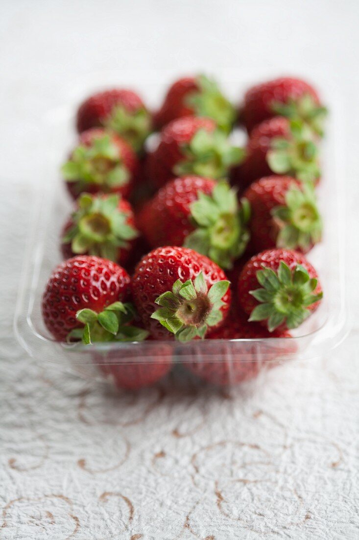 Frische Erdbeeren in einer Plastikschale