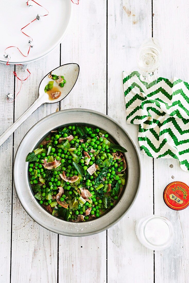 Peas with bacon, cos lettuce and mint leaves
