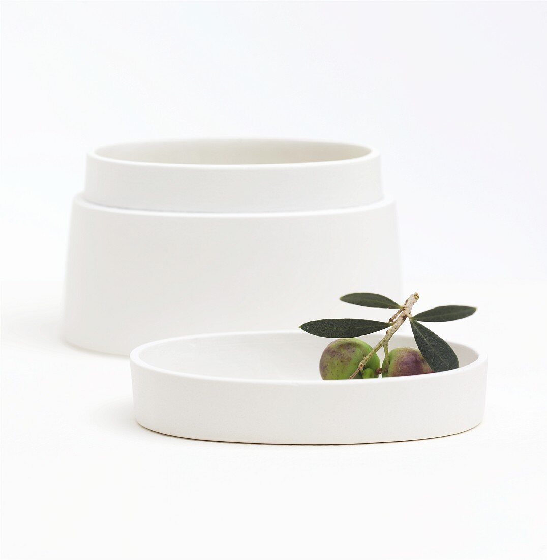 Keramikdose mit frischen Oliven