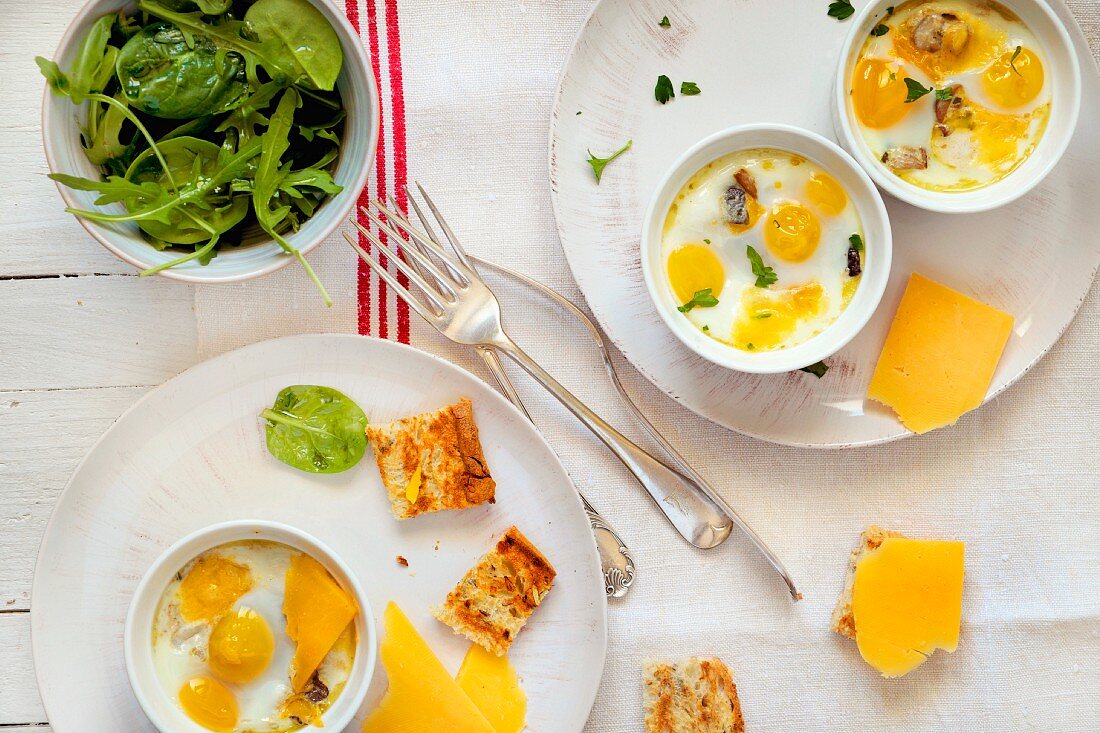 Oeufs cocottes with cheese