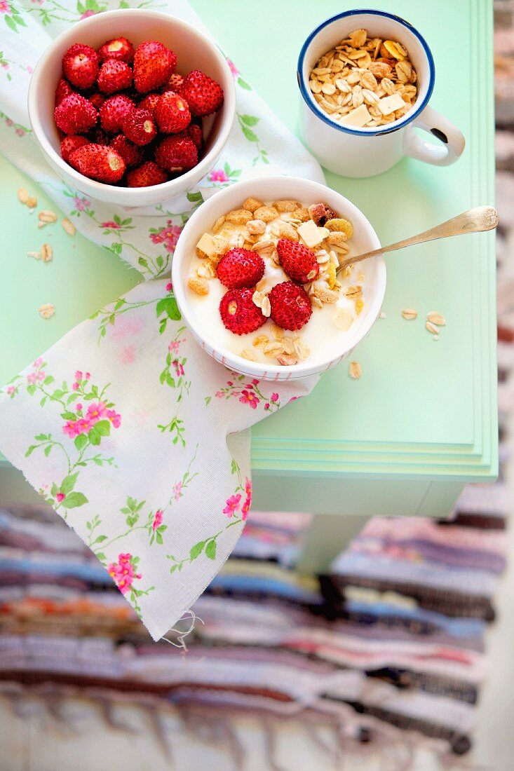 Müsli mit Walderdbeeren und Haferflocken