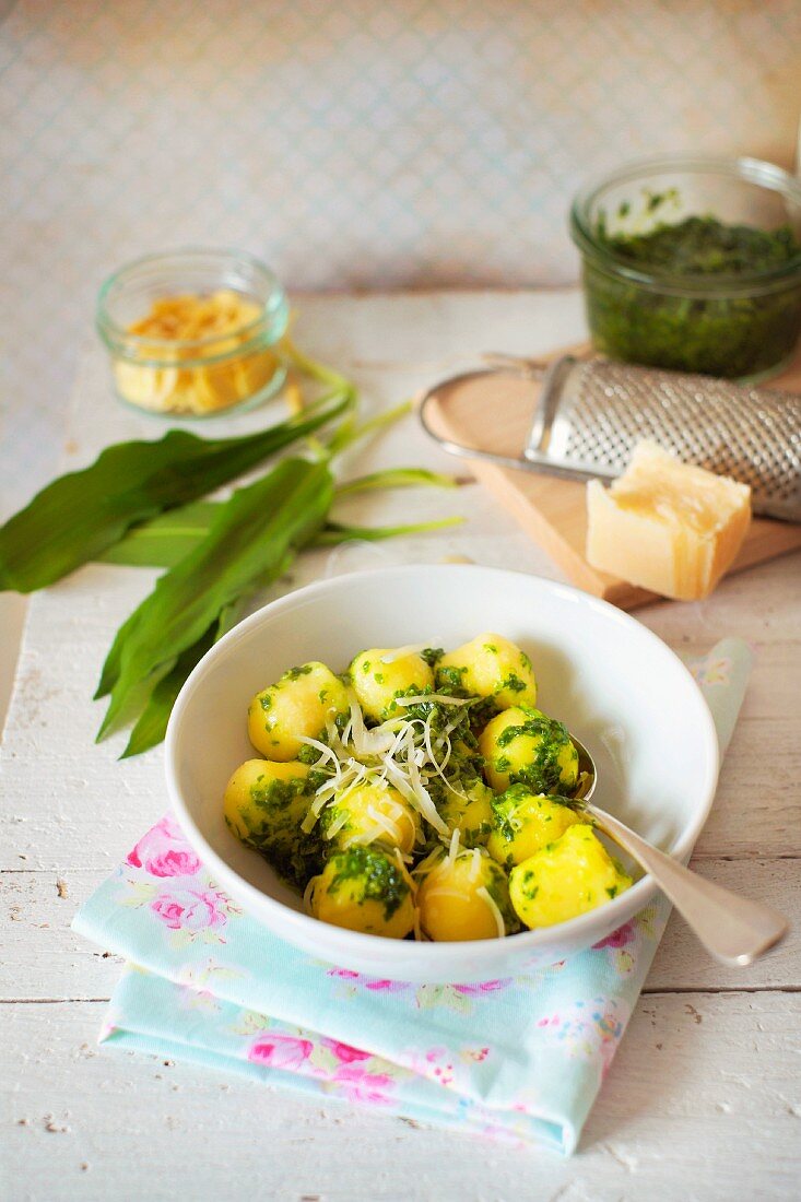 Boiled potatoes with wild garlic and cheese