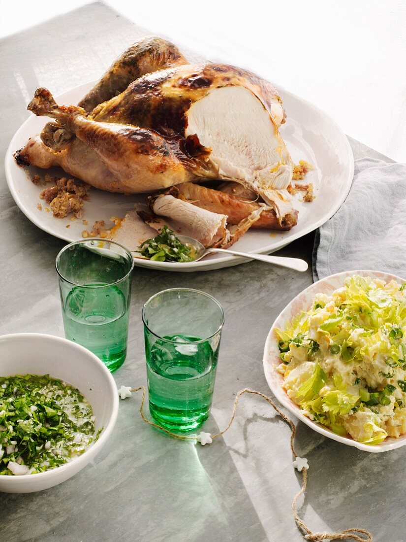 Truthahnbraten mit Mais-Brot-Füllung und cremigem Kartoffelsalat