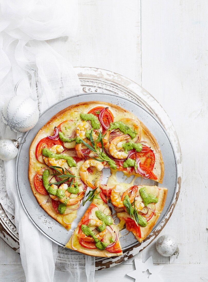 Pizza mit Garnelen und Salsa verde