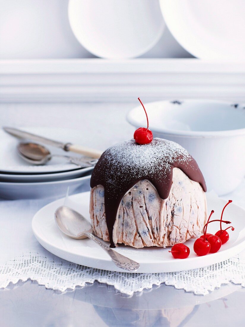 Geeister Christmas Pudding mit Schokoladenglasur