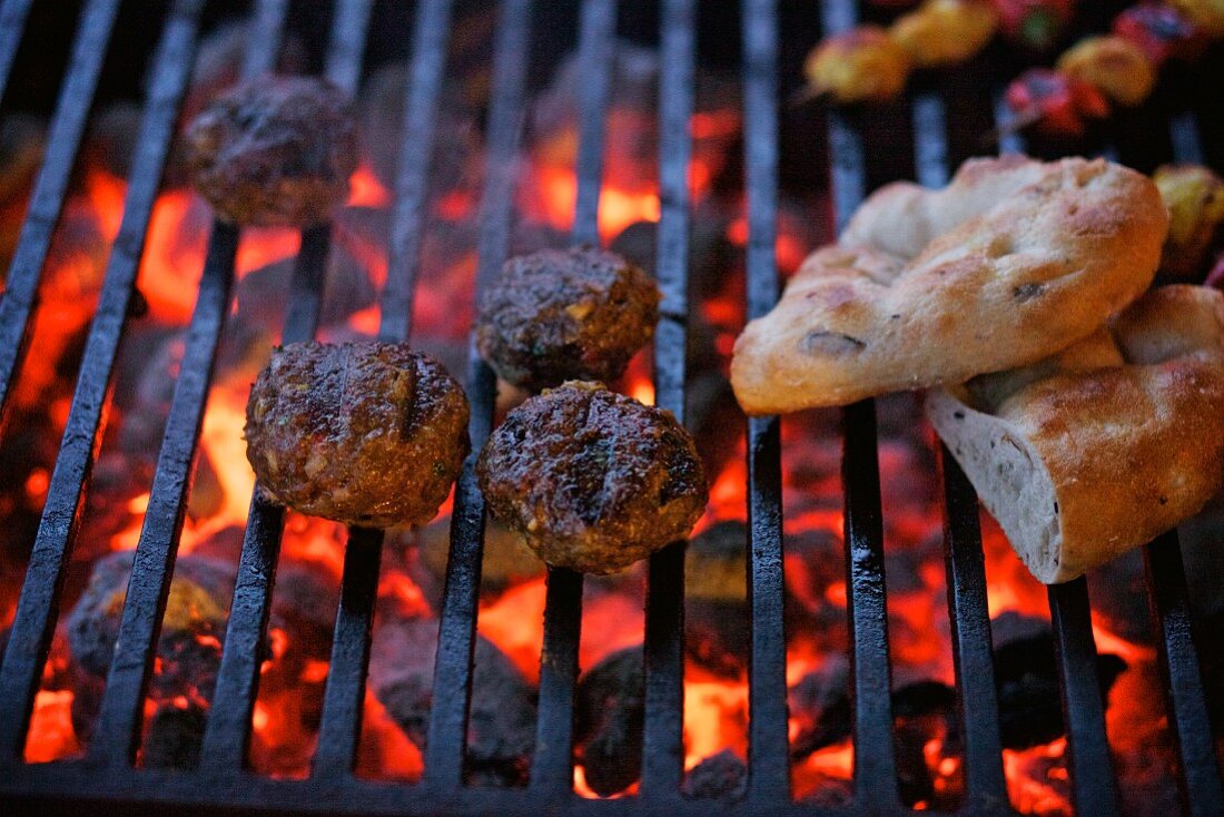 Frikadellen und Fladenbrot auf dem Grill