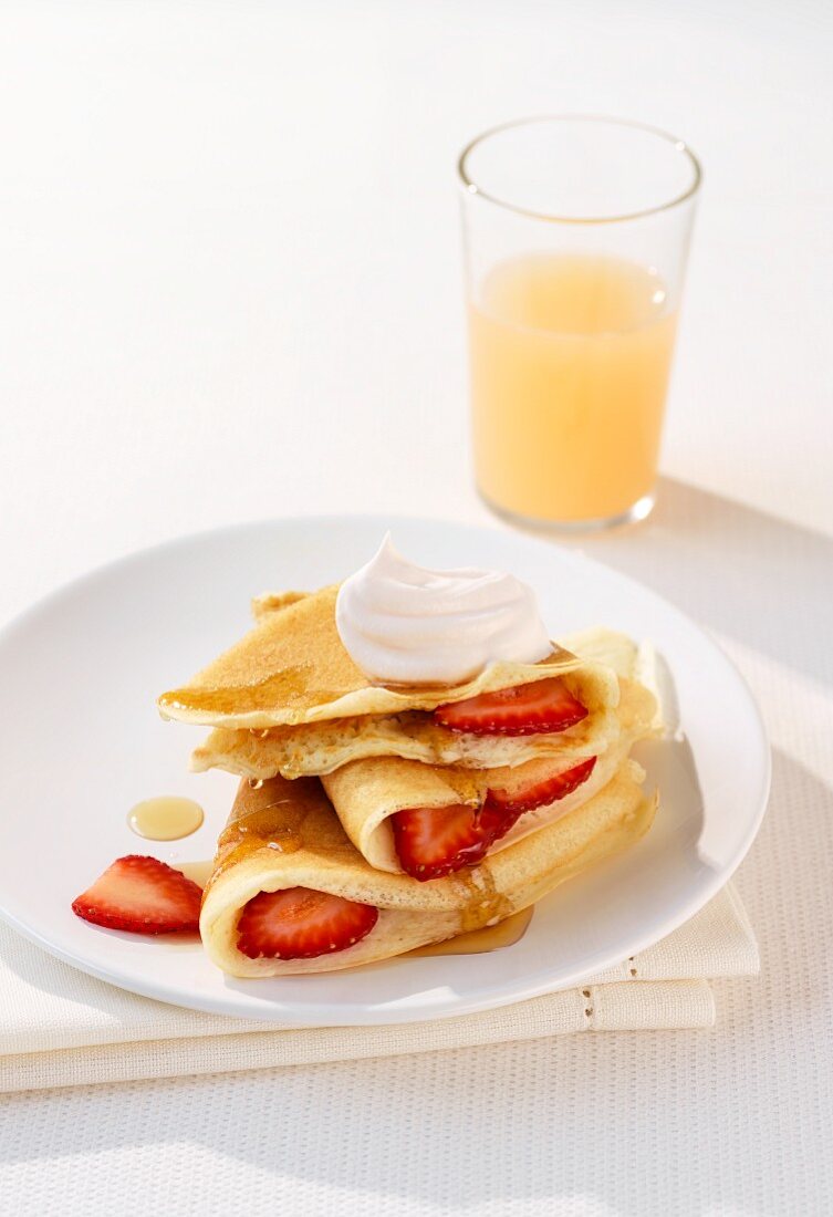Buttermilk pancakes with strawberries and maple syrup