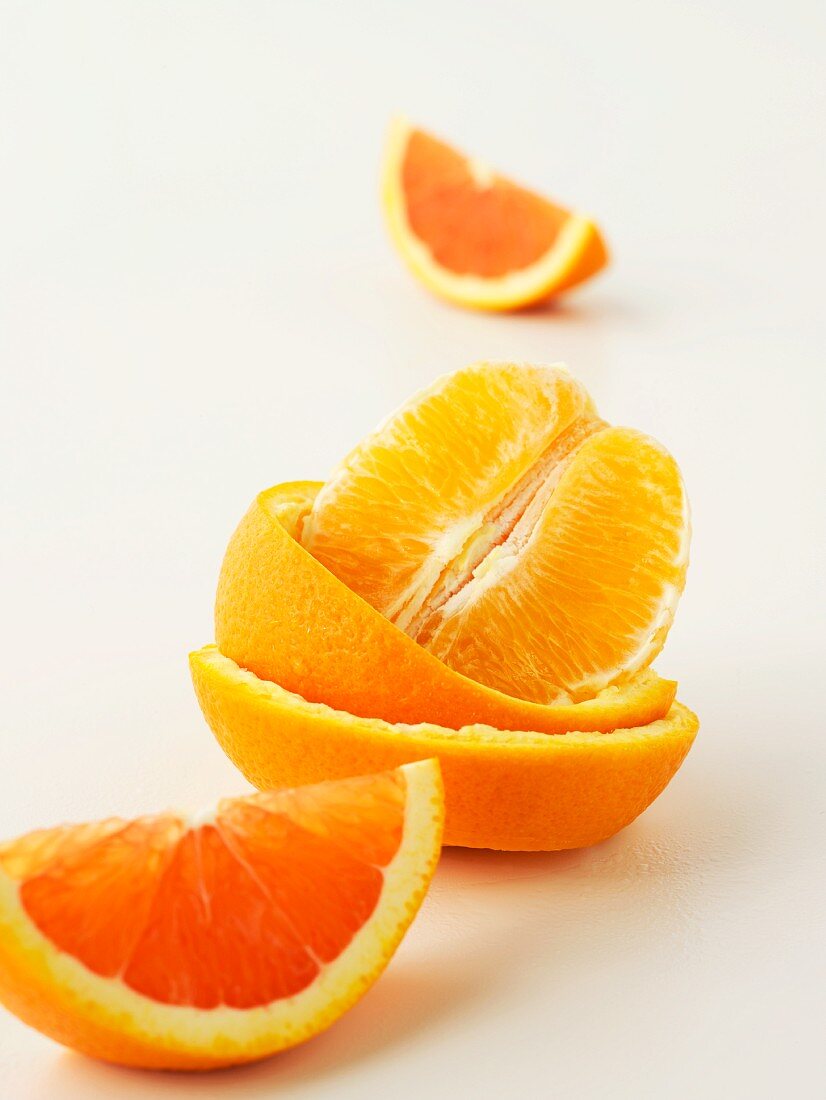 Geschälte Orange und Orangenschnitze
