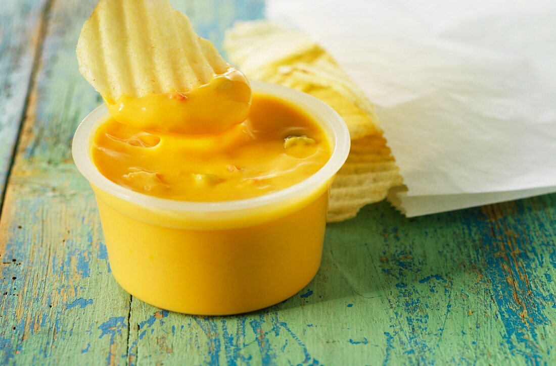 Crisps with cheese dip