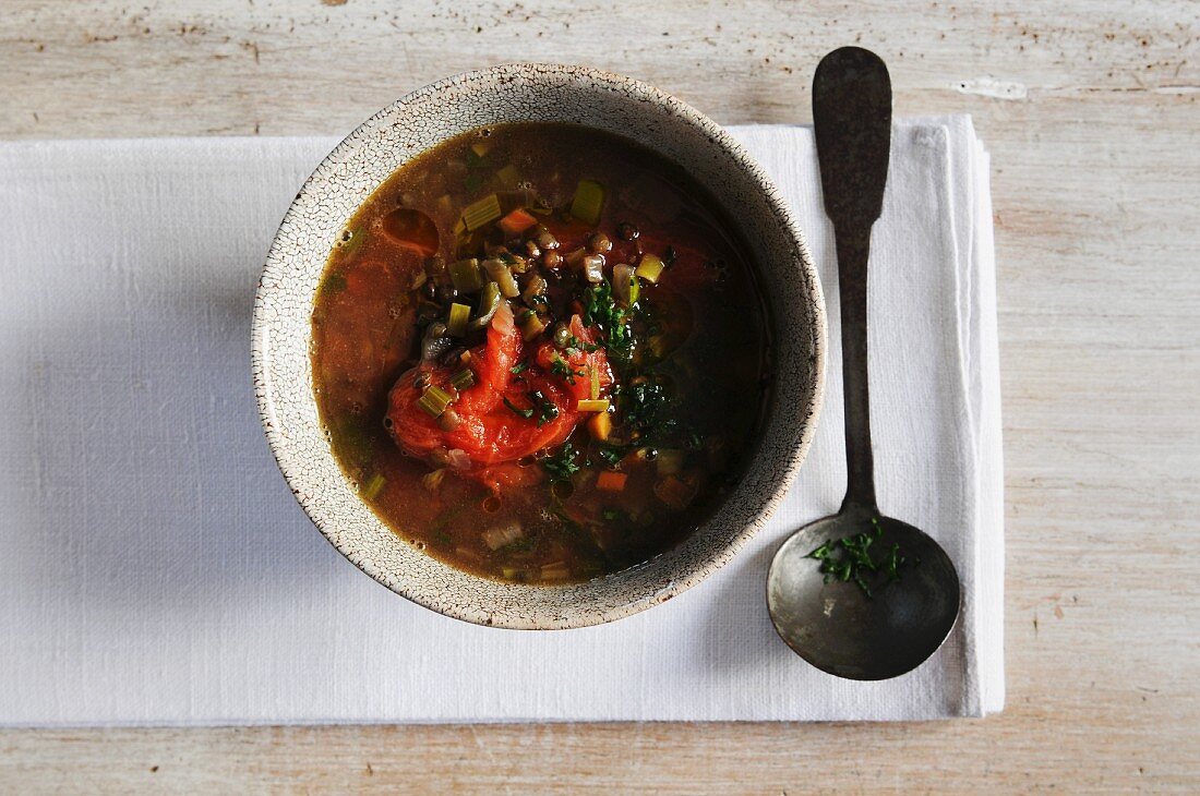 Linsensuppe mit Tomaten (Draufsicht)