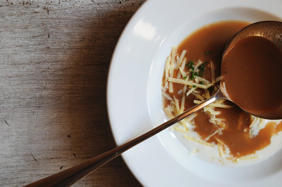 Mehlsuppe mit geriebenem Käse