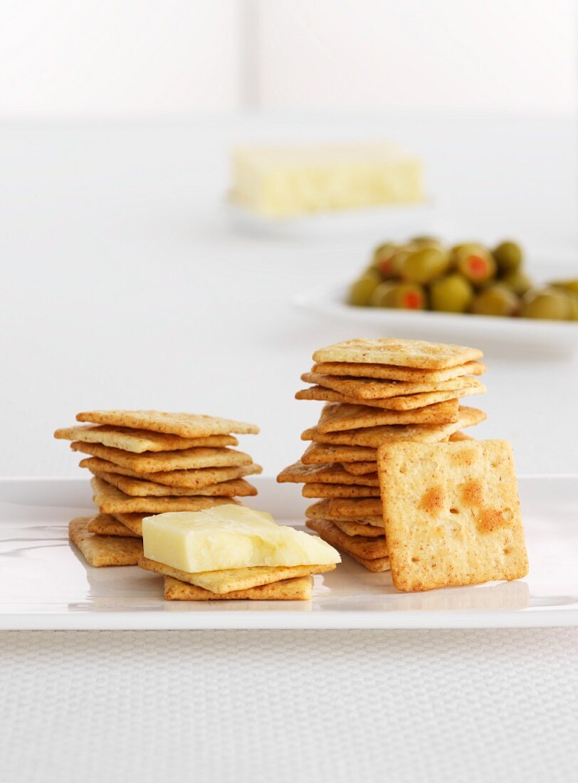 Vollkorncracker mit Käse und Oliven
