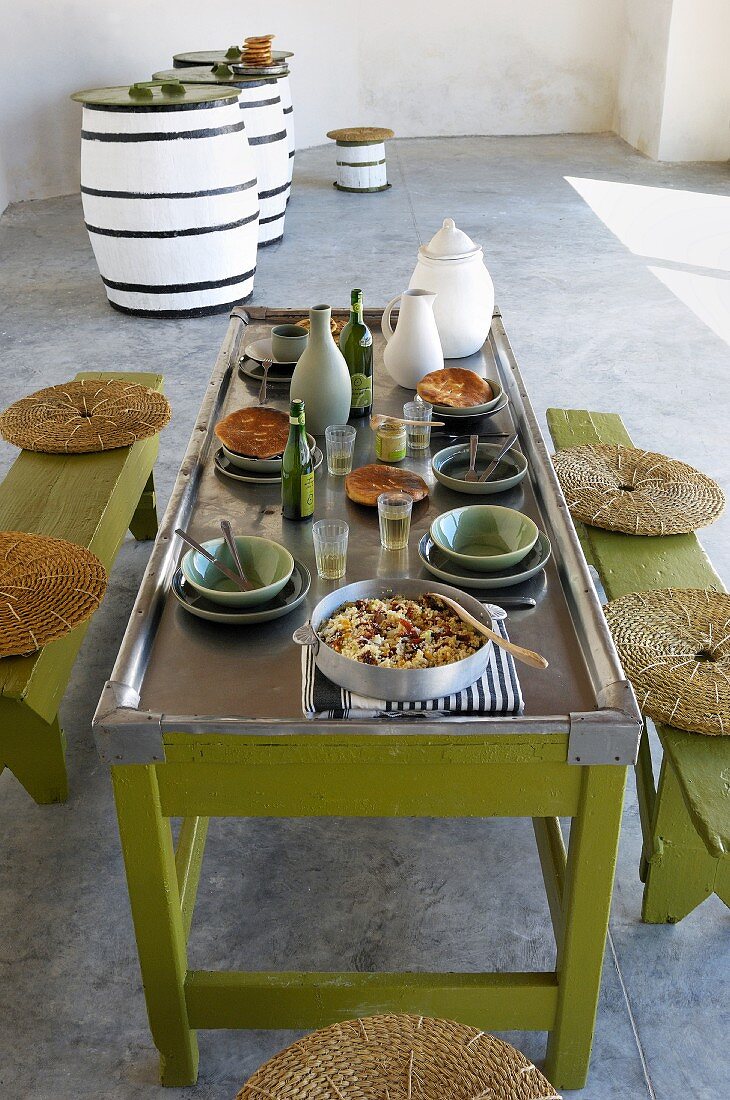 Gedeckter Tisch mit Couscous und Olivenöl (Tunesien)