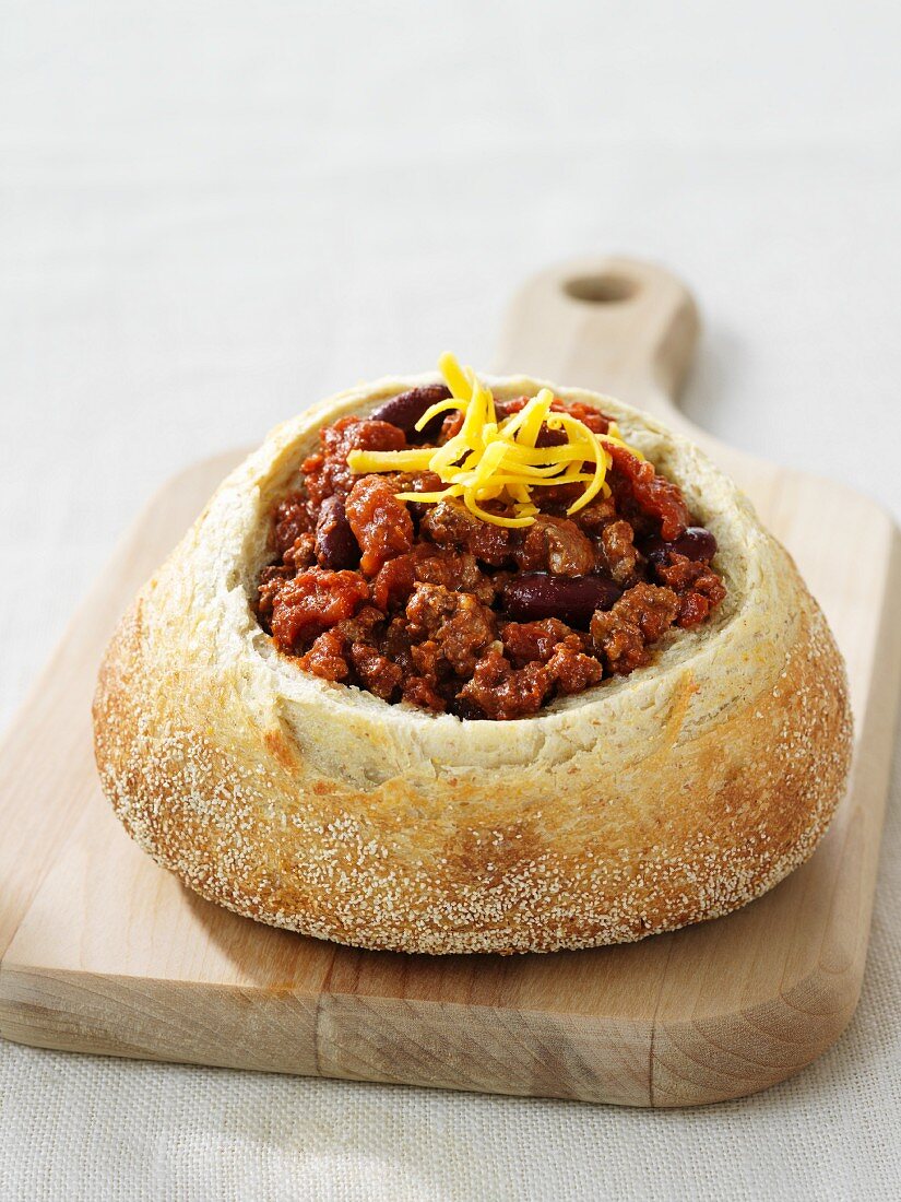 Chili Con Carne im ausgehöhlten Brot