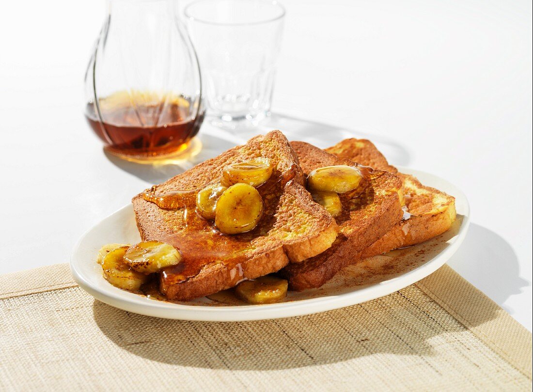 French toast with cinnamon, bananas and maple syrup