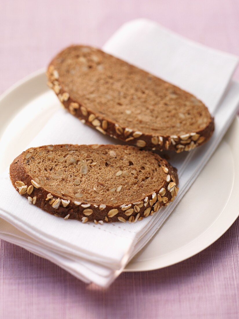 Zwei Scheiben Vollkornbrot auf Teller