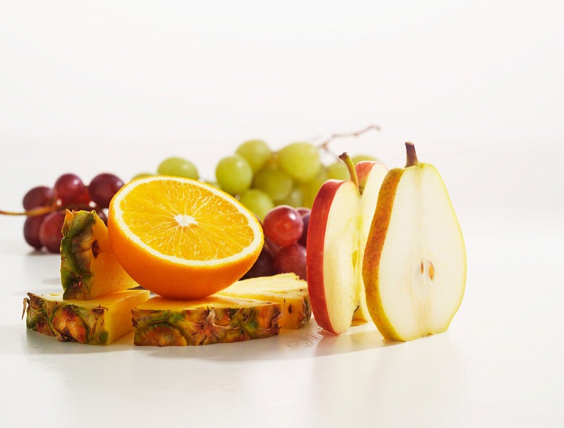 Ananas- und Apfelscheiben, Orangenhälfte und Trauben