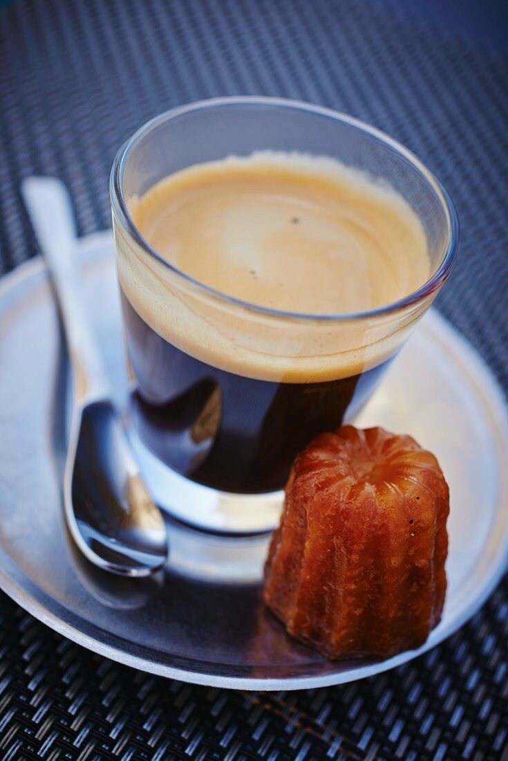 Ein Espresso und Mini Canneles (Küchlein mit Vanille und Rum, Frankreich)
