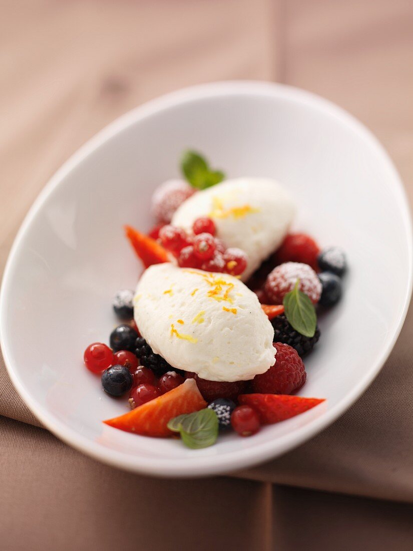 Quarkschaumnocken auf Beeren