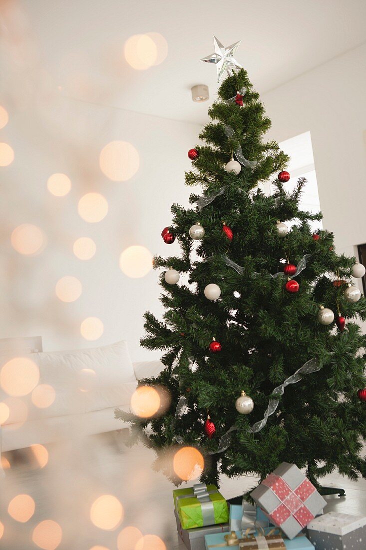 Christbaum und Weihnachtsgeschenke im Wohnzimmer