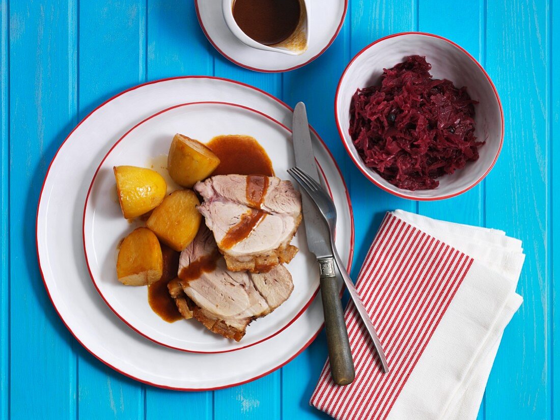 Schweinekrustenbraten mit Kartoffeln und Rotkohl (Dänemark)