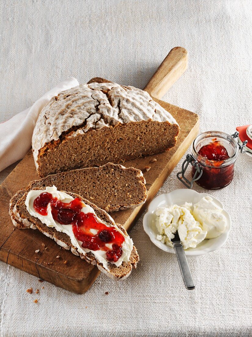 Vollkornbrot mit Frischkäse und Marmelade