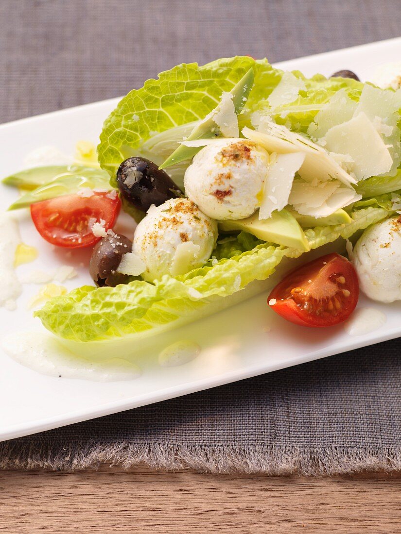 Cäsarsalat mit Mozzarella, Oliven und Tomaten