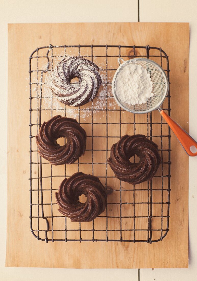 Chocolate rings with icing sugar