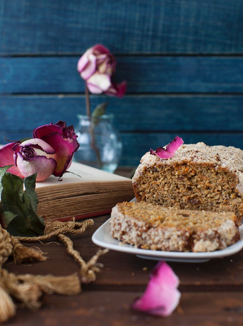 Vollkornbrot mit Bananen, Möhren und Rosinen, angeschnitten