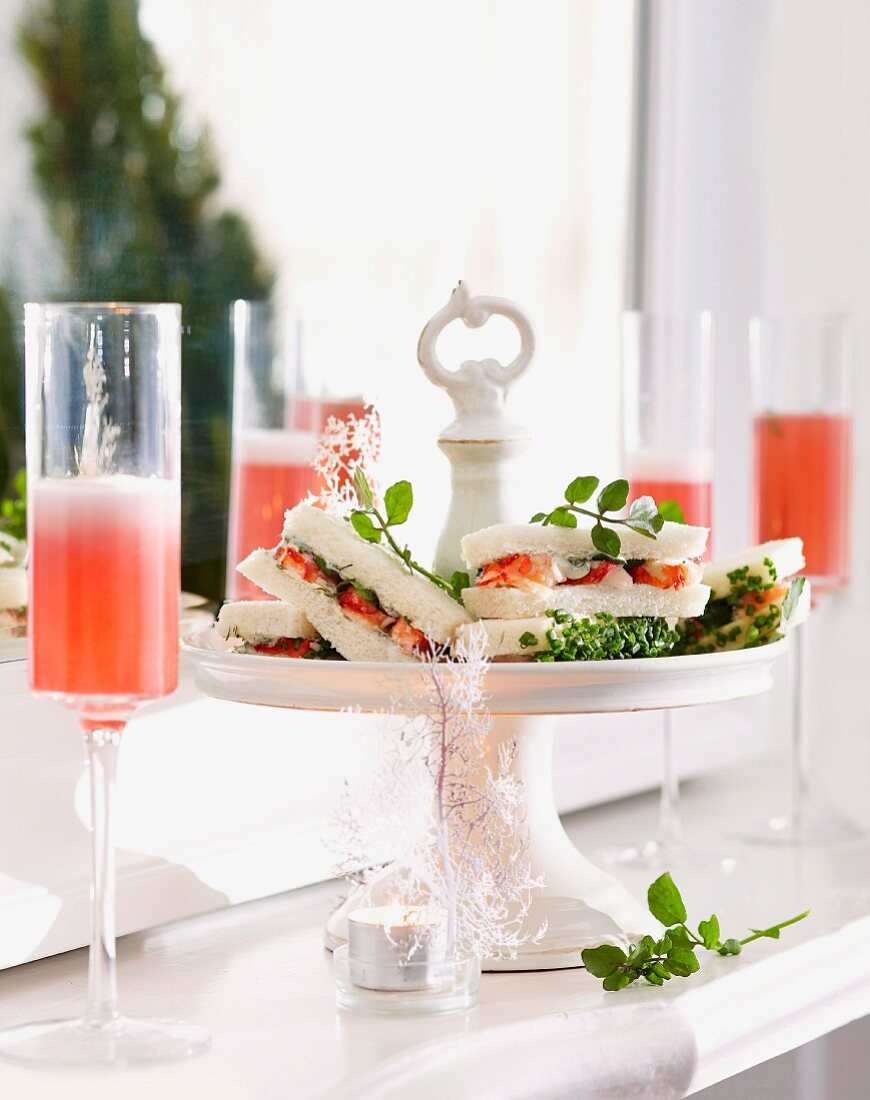 Crayfish sandwiches with champagne Cosmos