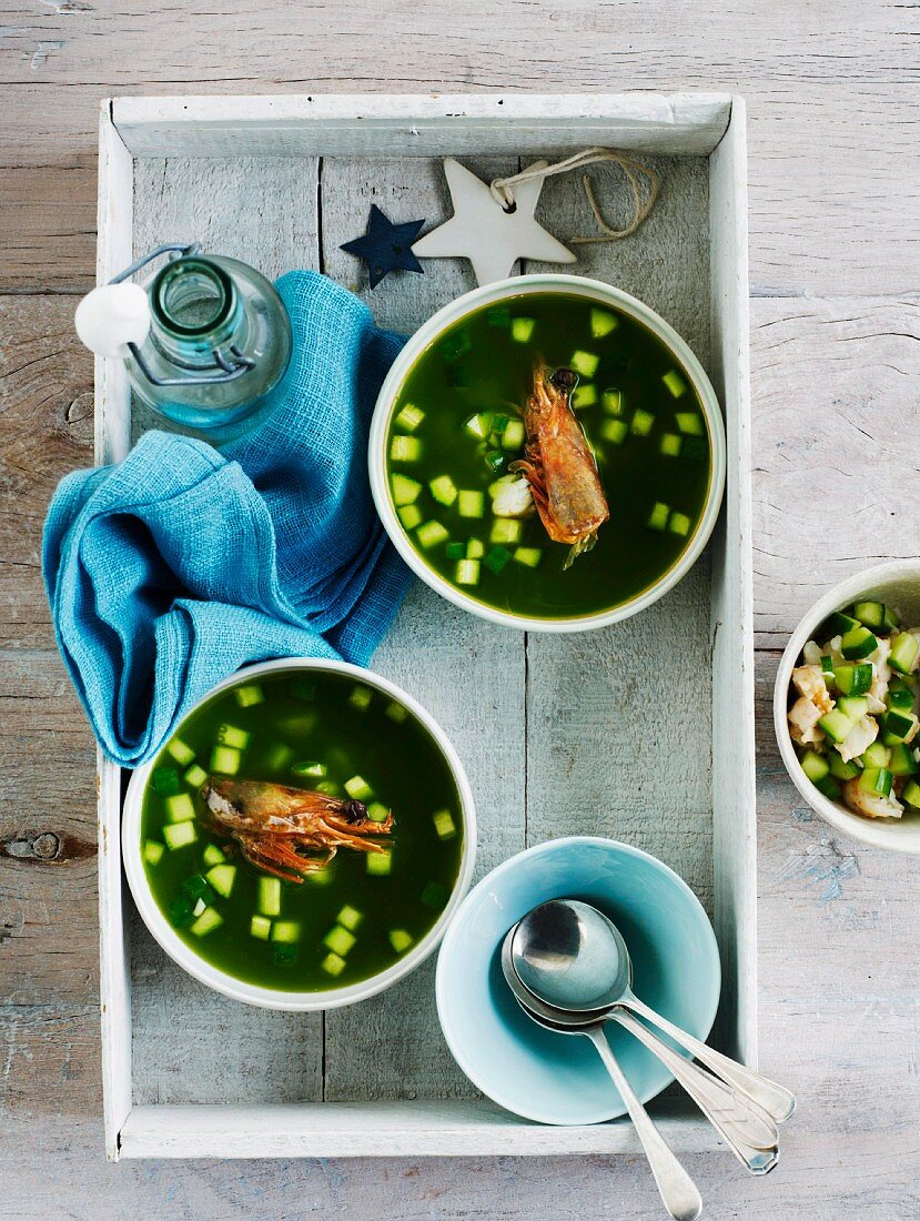 Kalte Gurkensuppe mit knusprigen Garnelenköpfen zu Weihnachten