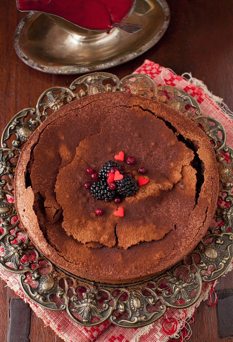 Französischer Schokoladenkuchen mit Brombeeren und Herzen