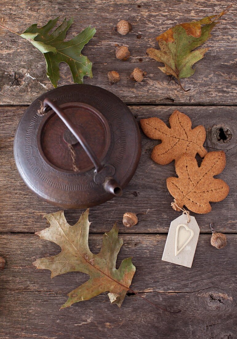 Graham Cookies mit Vollkornweizen und Ahornsirup in der Form von Eichenblättern, Teekanne