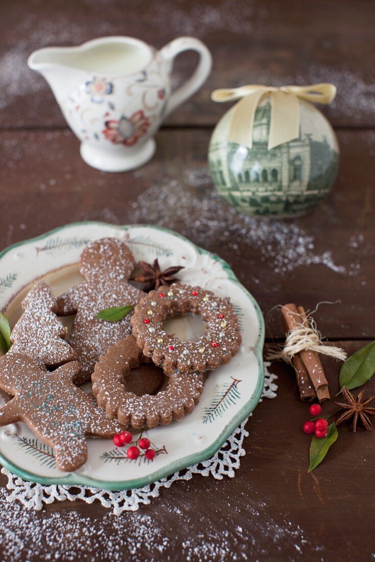 Schokoladen-Kaffee-Plätzchen auf einem Weihnachtsteller