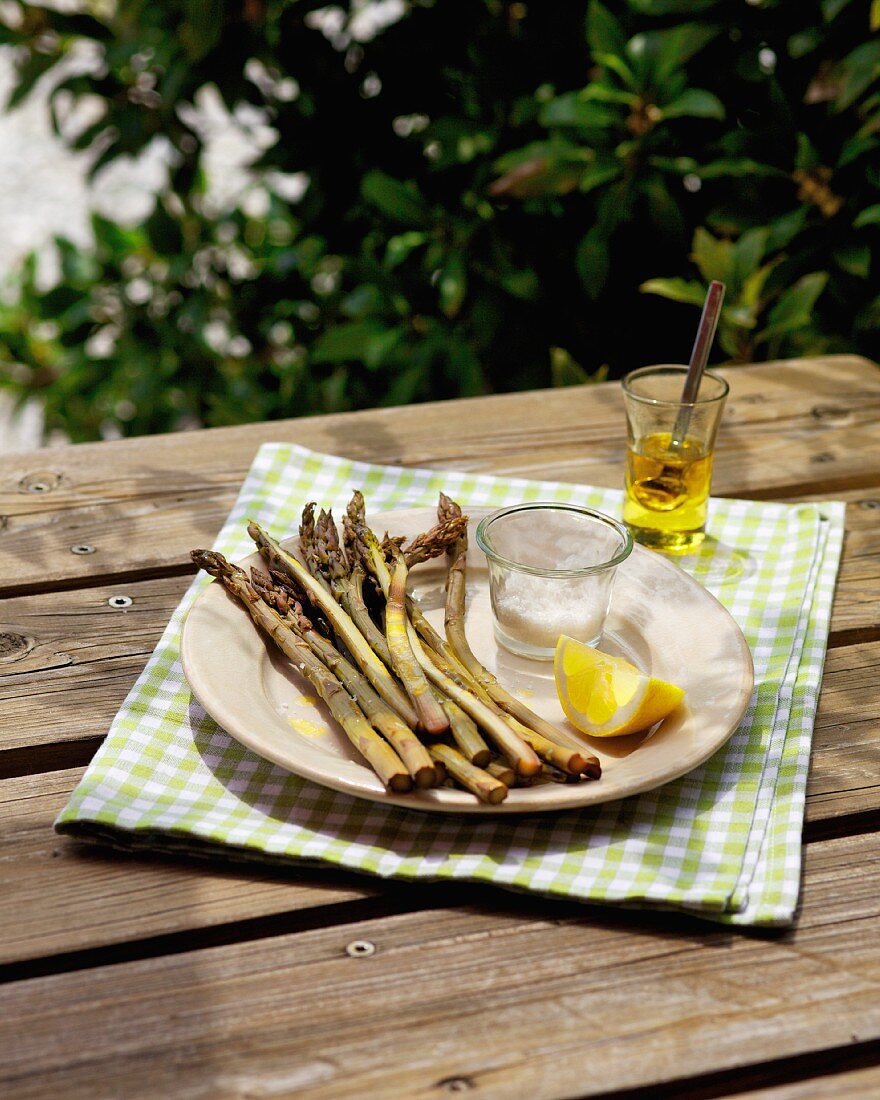 Geräucherter Spargel mit Zitrone