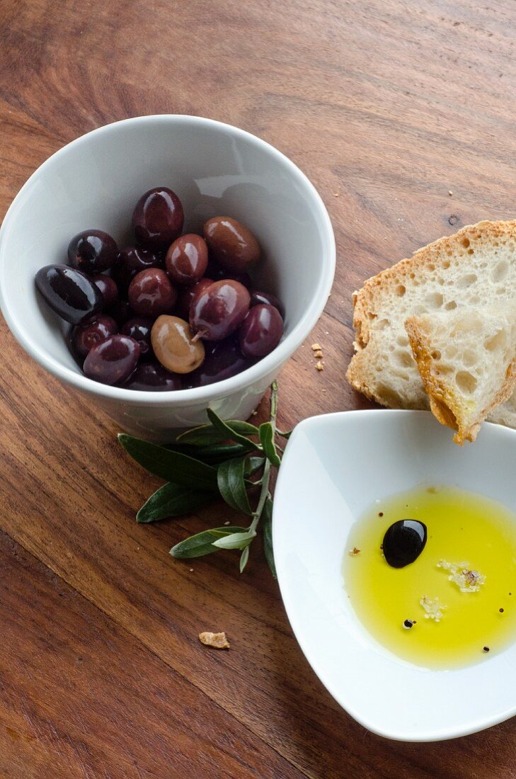 Oliven, Weißbrot und Olivenöl mit Balsamicoessig