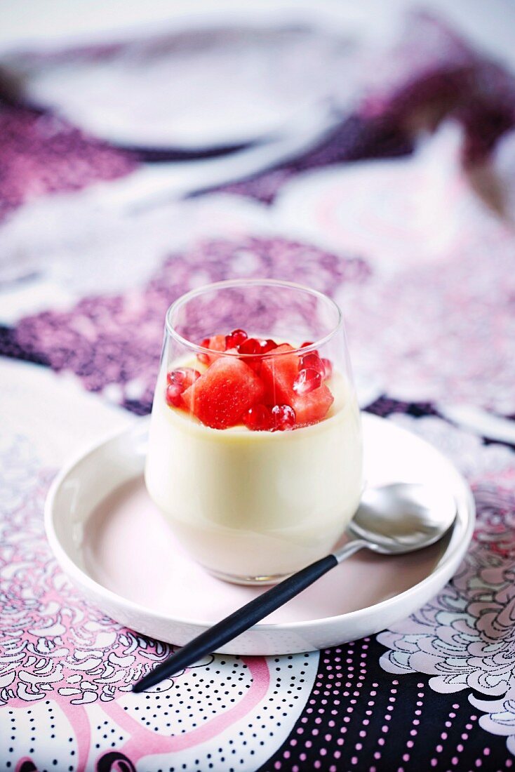 Pannacotta mit Wassermelone und Granatapfelkernen