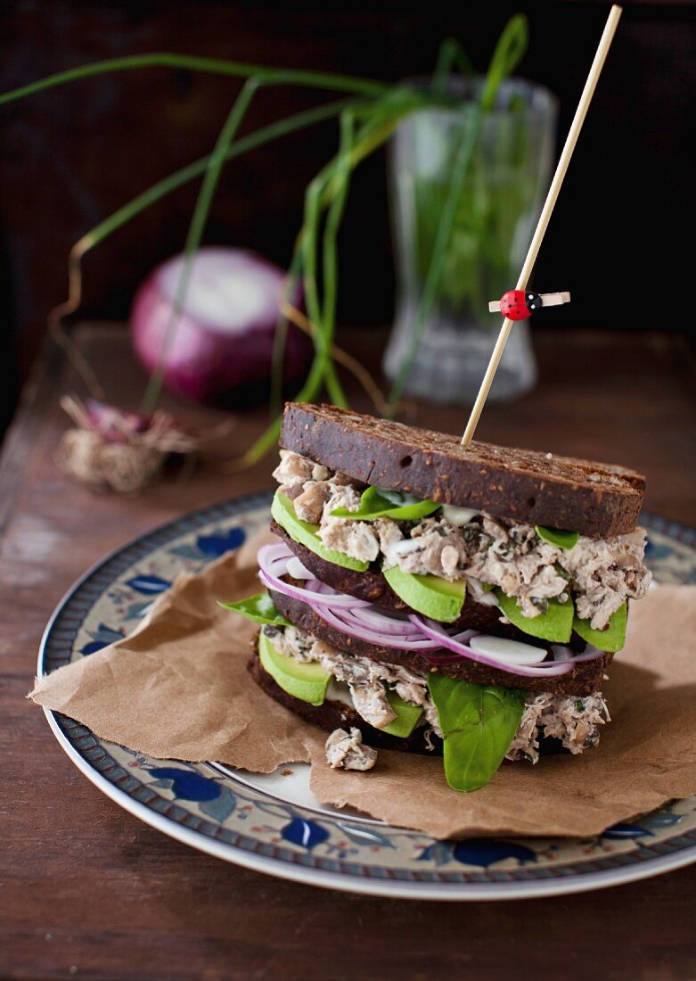 Vollkornbrot-Sandwich mit Hähnchensalat, Pilzen, Walnüssen und Avocado