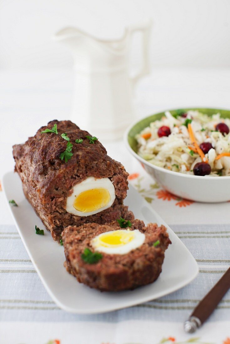 Hackbraten mit Ei und Coleslaw mit Cranberries