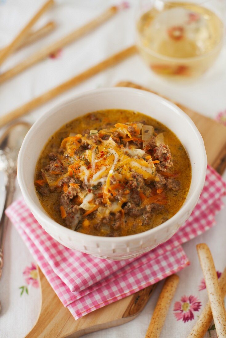 Cheeseburger Suppe mit Hackfleisch und Käse