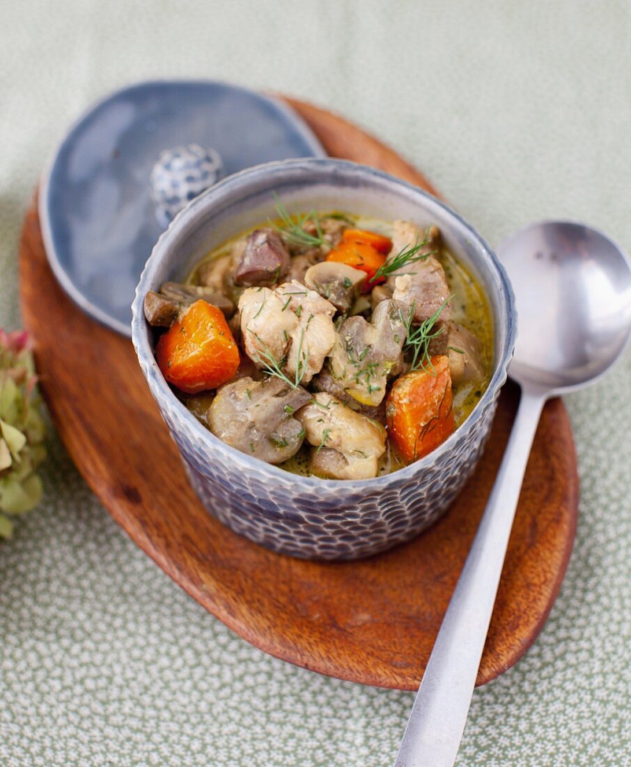 Curry-Puten-Eintopf mit Champignons und Karotten