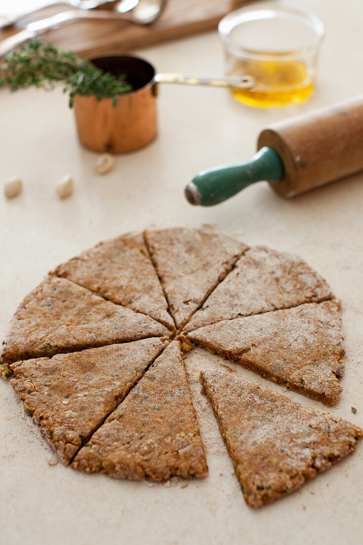 Ungebackenes Fladenbrot mit getrockneten Tomaten und Pistazien