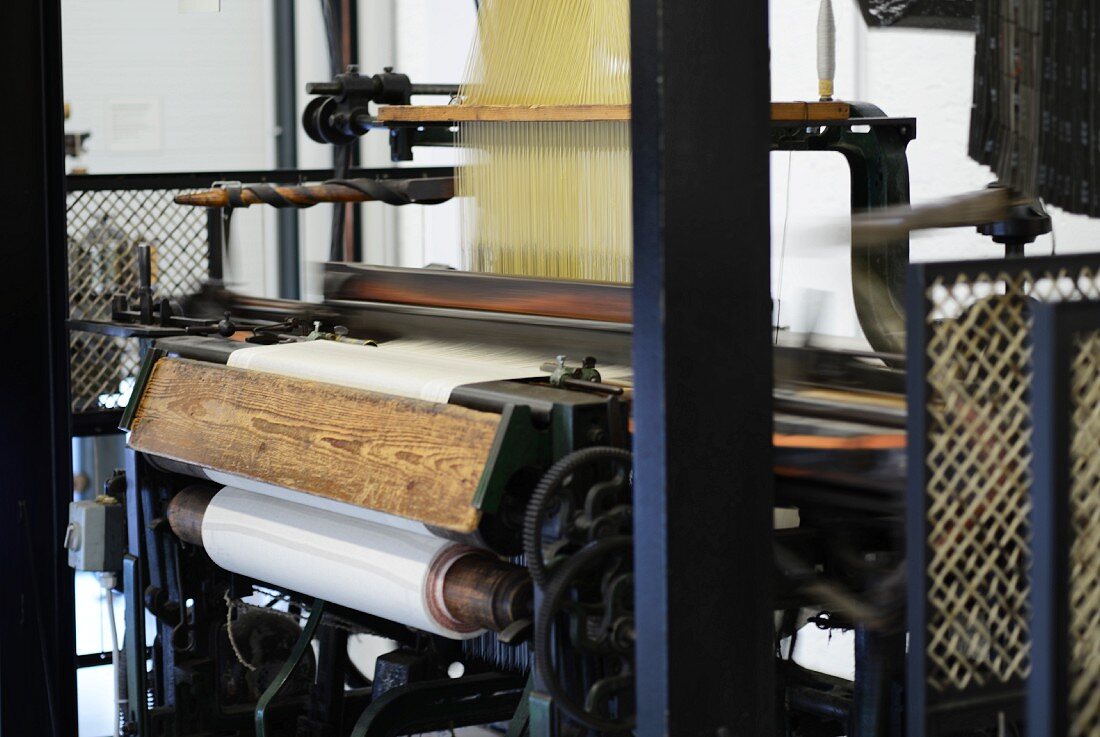 Electric loom in action