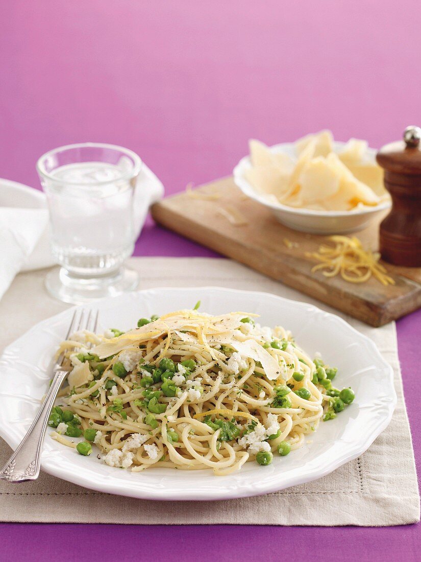 Spaghetti with crabmeat and peas