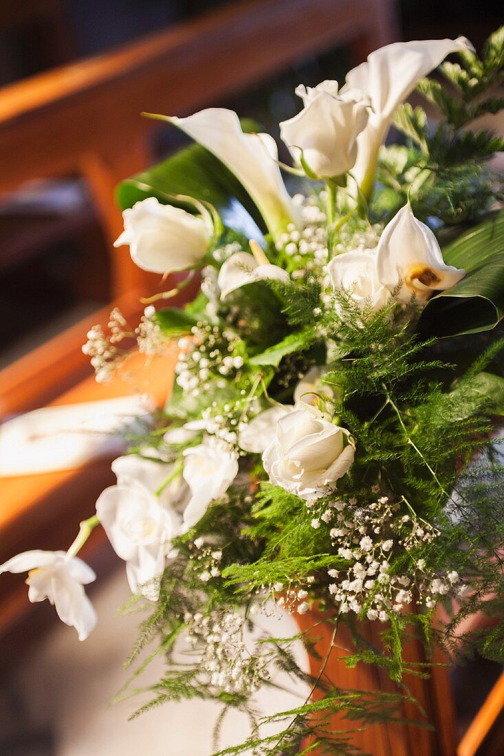 Festlicher Blumenschmuck auf der Kirchenbank